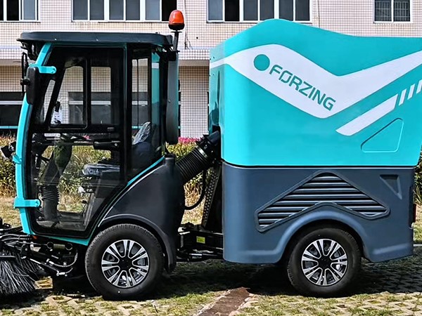 工廠內(nèi)的狹窄過道、廠區(qū)內(nèi)的綠道，純電動掃路機都能輕松清掃